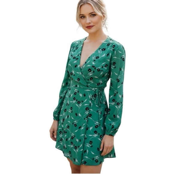 Lulus Dresses & Skirts - Lulus Small Green Floral V-Neckline Wrap Dress Spring Wedding Guest